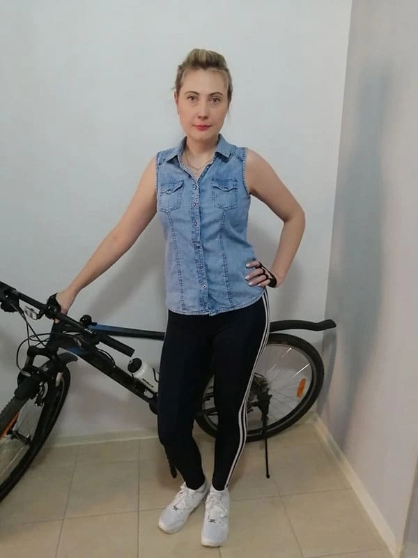 Домашняя ню фото русской велосипедистки в спортивной одежде